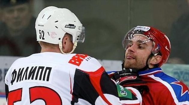 Radek Philipp (vlevo) v souboji s Dimitrakosem z CSKA. Ilustrační foto. Radek Philipp (vlevo) v souboji s Dimitrakosem z CSKA. Ilustrační foto.