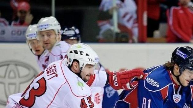 Fjodor Fjodorov (vpravo) v souboji s Jaroslavem Obšutem ze Spartaku Fjodor Fjodorov (vpravo) v souboji s Jaroslavem Obšutem ze Spartaku