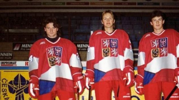 Legendární kladenská Blue Line Otakar Vejvoda, Pavel Patera a Martin Procházka v reprezentačních dresech. Legendární kladenská Blue Line Otakar Vejvoda, Pavel Patera a Martin Procházka v reprezentačních dresech.