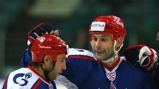 Hokejisté Petrohradu (zleva) Maxim Sušinskij, Sergej Zubov, Raymond Giroux Hokejisté Petrohradu (zleva) Maxim Sušinskij, Sergej Zubov, Raymond Giroux
