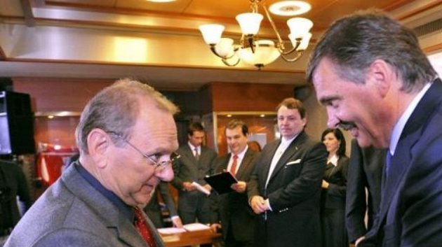 Oldřich Machač (vlevo) na archivním snímku z roku 2008 s prezidentem Mezinárodní hokejové federace René Faselem při uvedení do Síně slávy českého hokeje. Oldřich Machač (vlevo) na archivním snímku z roku 2008 s prezidentem Mezinárodní hokejové federace René Faselem při uvedení do Síně slávy českého hokeje.