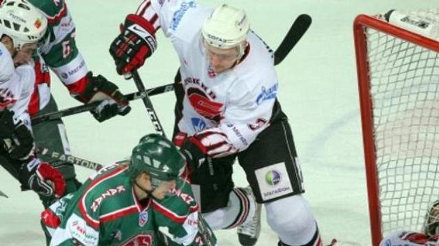 Skrumáž před brankou Omsku v zápase s Kazaní Skrumáž před brankou Omsku v zápase s Kazaní