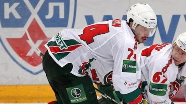 Hokejisté Kazaně Alexej Jemelin (vlevo) a Dmitrij Kazionov pacifikují Konstantina Bodrova z Balašichy - archivní foto Hokejisté Kazaně Alexej Jemelin (vlevo) a Dmitrij Kazionov pacifikují Konstantina Bodrova z Balašichy - archivní foto