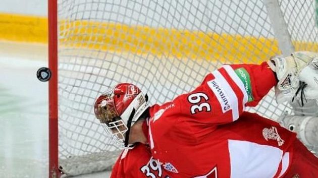 Dominik Hašek inkasuje gól v brance Spartaku Moskva Dominik Hašek inkasuje gól v brance Spartaku Moskva