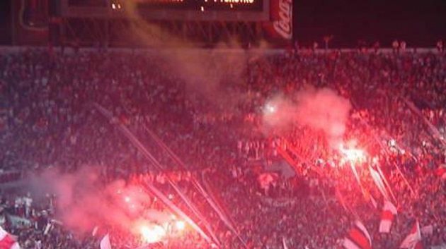 Zaplněné ochozy stadionu Estadio Monumental při derby s Bocou Juniors. Zaplněné ochozy stadionu Estadio Monumental při derby s Bocou Juniors.