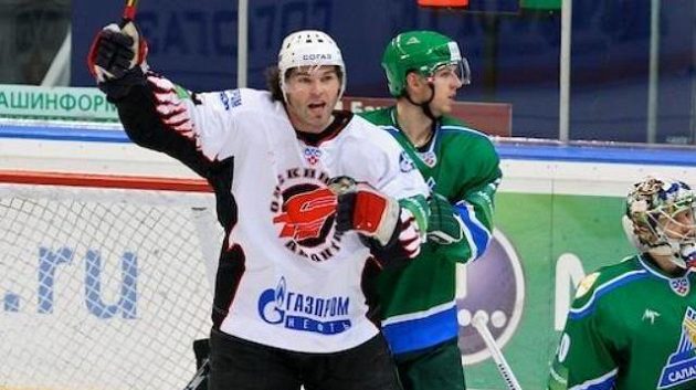 Jaromír Jágr vedle obránce Ufy Miroslava Blaťáka Jaromír Jágr vedle obránce Ufy Miroslava Blaťáka