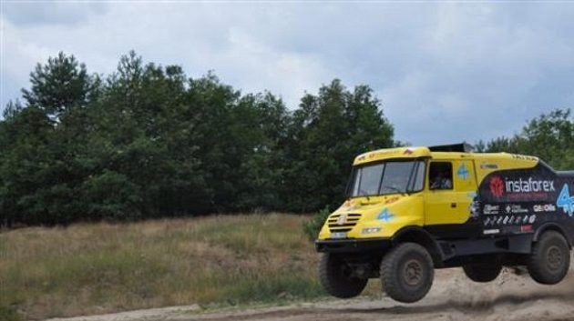 Aleš Loprais a jeho závodní kamión Tatra. Aleš Loprais a jeho závodní kamión Tatra.