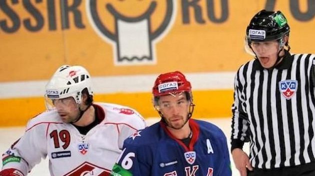 Hokejista Petrohradu Petr Čajánek (uprostřed) Hokejista Petrohradu Petr Čajánek (uprostřed)