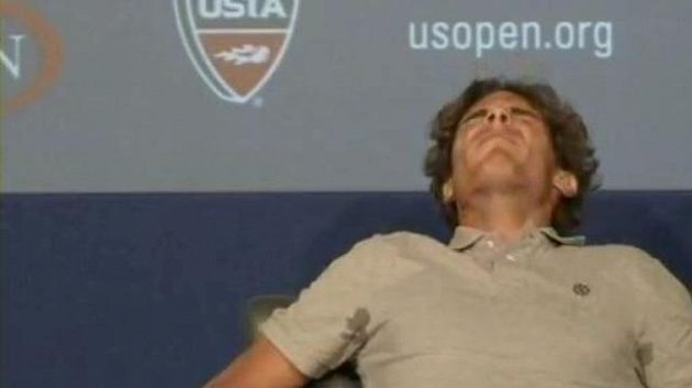 Rafael Nadal v křečích na tiskové konferenci Rafael Nadal v křečích na tiskové konferenci