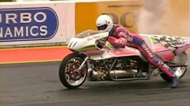Eric Teboul se svým motocyklem na raketový pohon připraven k překonání světového rekordu. Eric Teboul se svým motocyklem na raketový pohon připraven k překonání světového rekordu.