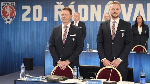 Místopředseda FAČR Roman Berbr (vlevo) a nový generální sekretář Jan Pauly. Místopředseda FAČR Roman Berbr (vlevo) a nový generální sekretář Jan Pauly.