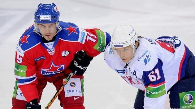 Útočník CSKA Alexej Jašin (vlevo) a Maxim Afinogenov z Petrohradu Útočník CSKA Alexej Jašin (vlevo) a Maxim Afinogenov z Petrohradu