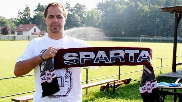 Tomáš Rolinek posílí hokejovou Spartu. Tomáš Rolinek posílí hokejovou Spartu.