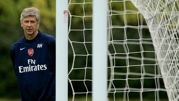 Trenér Arsenalu Arséne Wenger truchlí, nelíbí se mu stálé odchody jeho klíčových hráčů. Trenér Arsenalu Arséne Wenger truchlí, nelíbí se mu stálé odchody jeho klíčových hráčů.