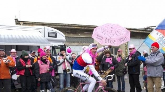 Zdeněk Štybar se svými fanoušky v růžovém Zdeněk Štybar se svými fanoušky v růžovém