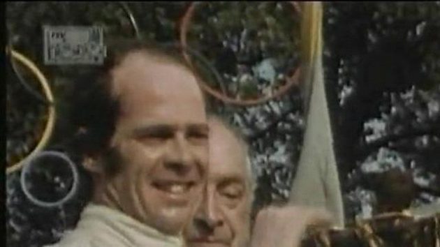 Peter Gethin přebírá pohár pro vítěze Grand prix v Monze v roce 1971. Peter Gethin přebírá pohár pro vítěze Grand prix v Monze v roce 1971.