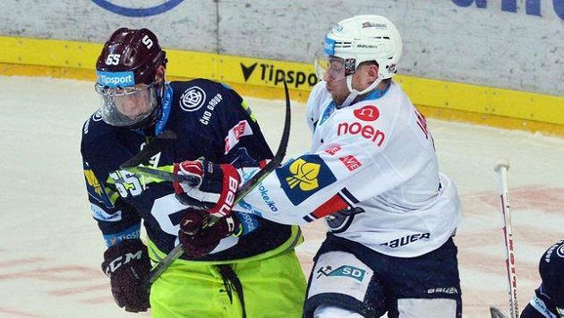 Obránce Chomutova Adam Jánošík (vpravo) a útočník Sparty Lukáš Cingel. Obránce Chomutova Adam Jánošík (vpravo) a útočník Sparty Lukáš Cingel.
