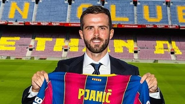 Bosenský záložník Miralem Pjanič pózuje s dresem Barcelony, za ni si ale nejspíš nějakou dobu nezahraje. Bosenský záložník Miralem Pjanič pózuje s dresem Barcelony, za ni si ale nejspíš nějakou dobu nezahraje.