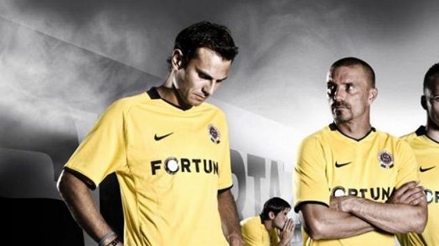 Fotbalisté Sparty v nových venkovních dresech, jež mají výrazně žlutou barvu Fotbalisté Sparty v nových venkovních dresech, jež mají výrazně žlutou barvu