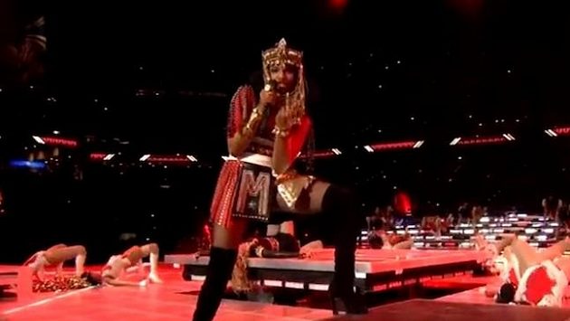 Rozpustilá rapperka M.I.A. má kvůli svému obskurnímu gestu během přestávky Super Bowlu problémy s vedením NFL. Rozpustilá rapperka M.I.A. má kvůli svému obskurnímu gestu během přestávky Super Bowlu problémy s vedením NFL.