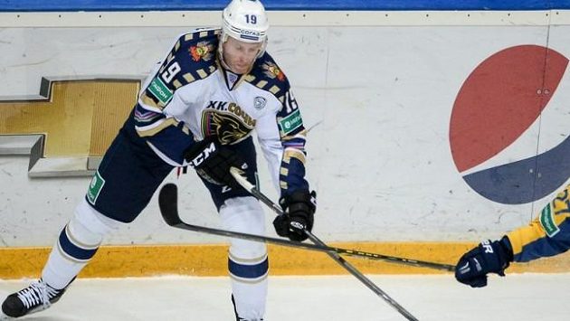 Ryan Whitney (vlevo) během svého angažmá v KHL za Soči. Ryan Whitney (vlevo) během svého angažmá v KHL za Soči.