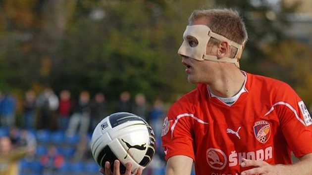 Plzeňský záložník Daniel Kolář s obličejovým krytem při utkání proti Brnu. Plzeňský záložník Daniel Kolář s obličejovým krytem při utkání proti Brnu.