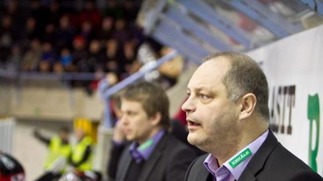Esa Tikkanen jako trenér na střídačce týmu Jokipojat Joensuu Esa Tikkanen jako trenér na střídačce týmu Jokipojat Joensuu
