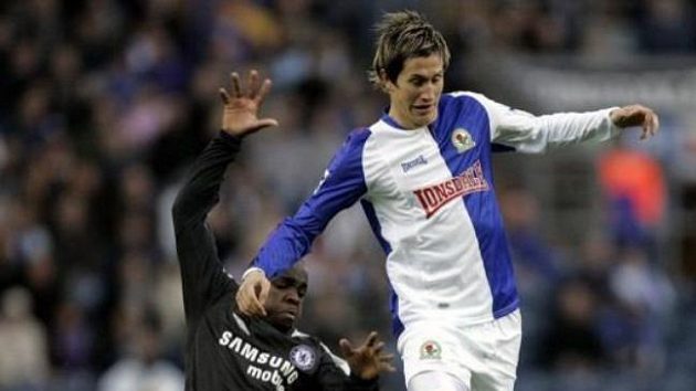 Mladá hvězda Blackburnu Morten Gamst Pedersen (vpravo) v souboji s Lassanem Diarrou z Chelsea. Mladá hvězda Blackburnu Morten Gamst Pedersen (vpravo) v souboji s Lassanem Diarrou z Chelsea.