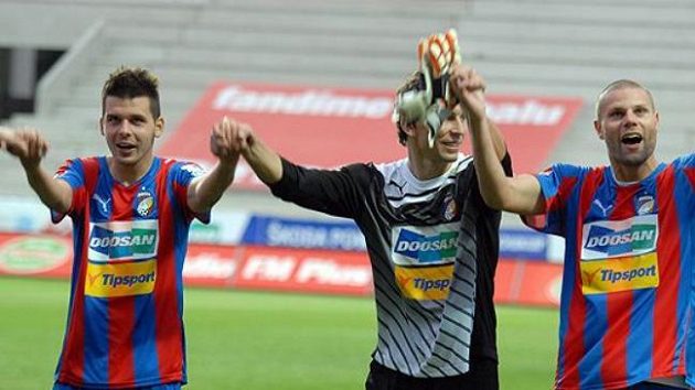 Plzeňský gólman Marek Čech (uprostřed) se chce v sobotu se spoluhráči radovat z titulu. Plzeňský gólman Marek Čech (uprostřed) se chce v sobotu se spoluhráči radovat z titulu.