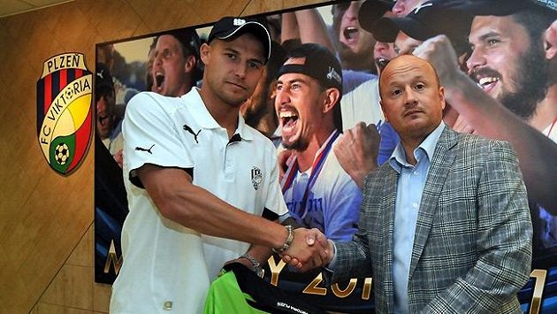 Brankář Petr Bolek (vlevo) a generální ředitel Viktorie Plzeň Adolf Šádek po podpisu tříleté smlouvy. Brankář Petr Bolek (vlevo) a generální ředitel Viktorie Plzeň Adolf Šádek po podpisu tříleté smlouvy.