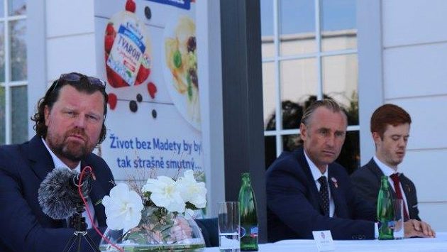 Kapitán Motoru České Budějovice Pavel Pýcha na předsezónní tiskové konferenci. Uprostřed sedí trenér Václav Prospal, vlevo je prezident klubu Roman Turek. Kapitán Motoru České Budějovice Pavel Pýcha na předsezónní tiskové konferenci. Uprostřed sedí trenér Václav Prospal, vlevo je prezident klubu Roman Turek.