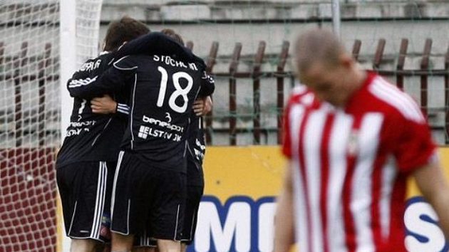 Fotbalisté Příbrami se radují z branky na Žižkově. Fotbalisté Příbrami se radují z branky na Žižkově.