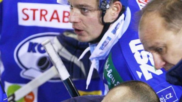 Ladislav Lubina (dole) odstartoval jako hlavní kouč Komety prohrou s Kladnem. Ladislav Lubina (dole) odstartoval jako hlavní kouč Komety prohrou s Kladnem.