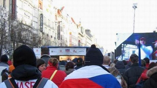 Fanoušci na Václavském náměstí před velkoplošnou obrazovkou. Fanoušci na Václavském náměstí před velkoplošnou obrazovkou.