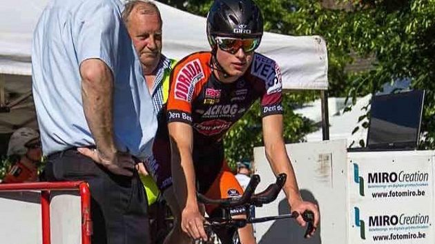 Belgický talent Stef Loos zahynul po srážce s dodávkou při cyklistické Velké ceně Alfreda Gadennea. Belgický talent Stef Loos zahynul po srážce s dodávkou při cyklistické Velké ceně Alfreda Gadennea.
