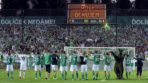 Hráči Bohemians se radují s fanoušky z vítězství 2:1 nad Parmou. Hráči Bohemians se radují s fanoušky z vítězství 2:1 nad Parmou.