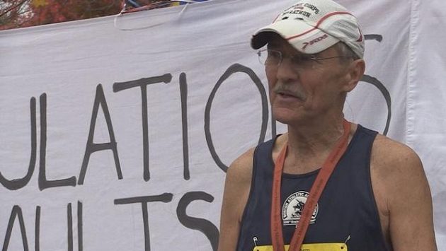 John Maultsby, muž, který v 73 letech dokončil 50 maratónů v 50 státech USA. Gratulace. John Maultsby, muž, který v 73 letech dokončil 50 maratónů v 50 státech USA. Gratulace.