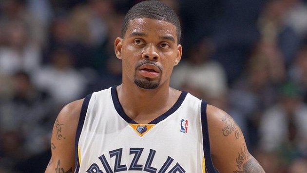 Americký basketbalista a bývalý hráč NBA Andre Emmett byl zastřelen na ulici před svým domem. Americký basketbalista a bývalý hráč NBA Andre Emmett byl zastřelen na ulici před svým domem.