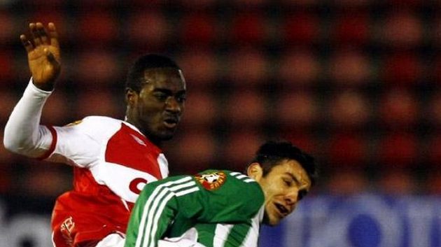 Lafrance ve slávistickém dresu se snaží prosadit přes protihráče z týmu Bohemians Praha. Lafrance ve slávistickém dresu se snaží prosadit přes protihráče z týmu Bohemians Praha.