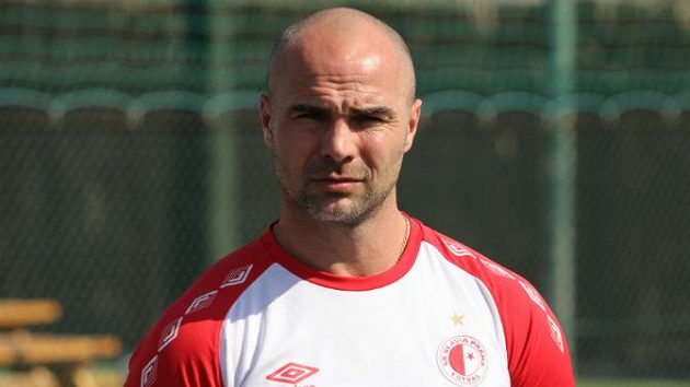 Sportovní ředitel Jan Nezmar v barvách Slavie. Sportovní ředitel Jan Nezmar v barvách Slavie.