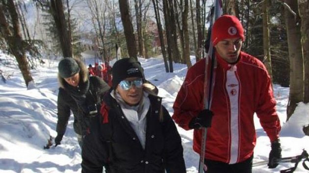 Nová posila realizačního týmu fotbalistů Slavie Denisa Bohiňáková (vpředu), po jejím boku kráčí kapitán Erich Brabec. Nová posila realizačního týmu fotbalistů Slavie Denisa Bohiňáková (vpředu), po jejím boku kráčí kapitán Erich Brabec.
