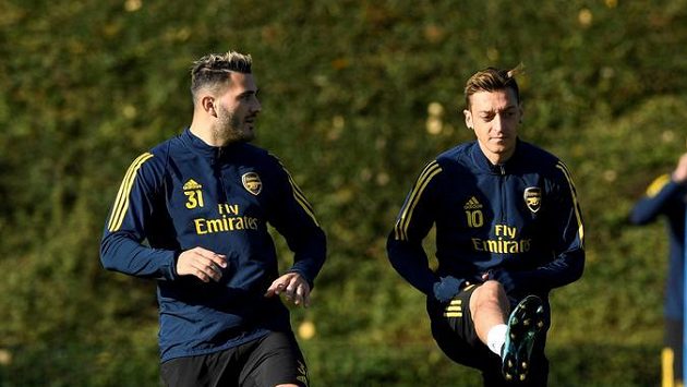 Přepadení hráči Arsenalu během tréninku - zleva Sead Kolašinac a Mesut Özil Přepadení hráči Arsenalu během tréninku - zleva Sead Kolašinac a Mesut Özil