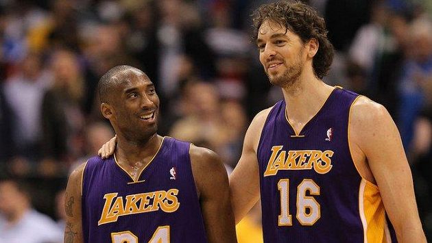 Bývalí spoluhráči z LA Lakers Kobe Bryant a Pau Gasol. Ilustrační foto. Bývalí spoluhráči z LA Lakers Kobe Bryant a Pau Gasol. Ilustrační foto.
