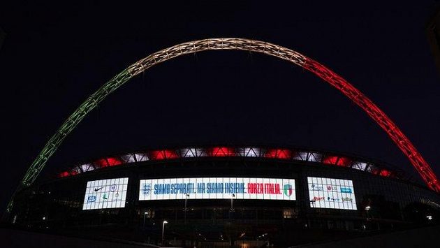 Slavný oblouk nad stadionem ve Wembley. Slavný oblouk nad stadionem ve Wembley.