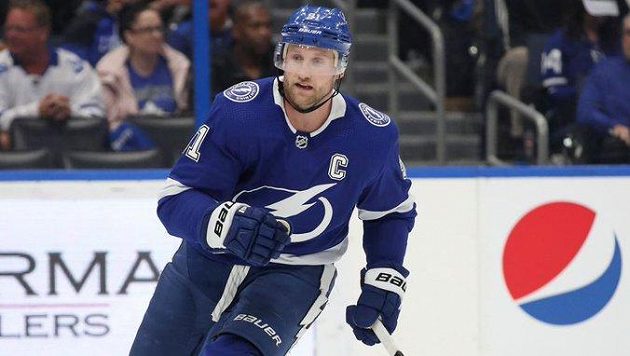 Kapitán Tampy Steven Stamkos je po operaci znovu připravený hrát. Kapitán Tampy Steven Stamkos je po operaci znovu připravený hrát.