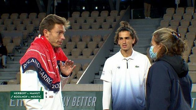 Nicolas Mahut (vlevo) během incidentu s rozhodčím Nicolas Mahut (vlevo) během incidentu s rozhodčím