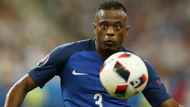 Skvělý francouzský obránce Patrice Evra ukončil kariéru. Skvělý francouzský obránce Patrice Evra ukončil kariéru.