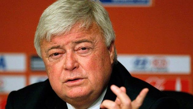 Bývalý předseda brazilské federace Ricardo Teixeira byl potrestán za korupci doživotním zákazem působení ve fotbale. Bývalý předseda brazilské federace Ricardo Teixeira byl potrestán za korupci doživotním zákazem působení ve fotbale.