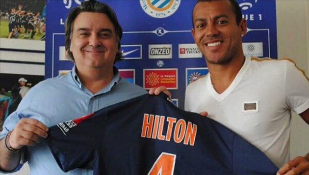 Brazilský kapitán fotbalistů Montpellier Vitorino Hilton při podpisu smlouvy. Brazilský kapitán fotbalistů Montpellier Vitorino Hilton při podpisu smlouvy.