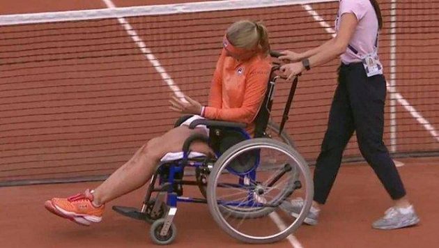 Nizozemská tenistka Kiki Bertensová opustila kurt na vozíku. Nizozemská tenistka Kiki Bertensová opustila kurt na vozíku.